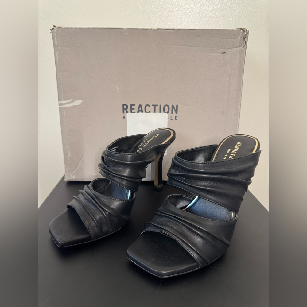 NEW IN BOX Kenneth Cole Reaction Black Heels Size 6.5 Gold accents Leather